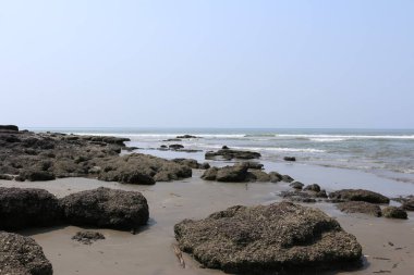 Hindistan, Goa 'nın deniz kıyısındaki taşlar.