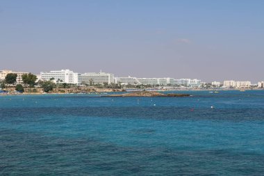 Ayia NAPA Kıbrıs Rum Kesimi 'nde otel ve deniz manzarası