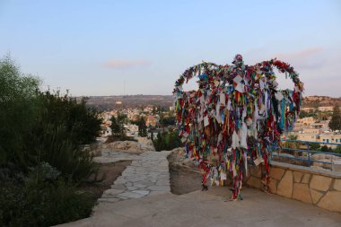 Aziz Elijah Kilisesi çok renkli kurdeleler dilek ağacı