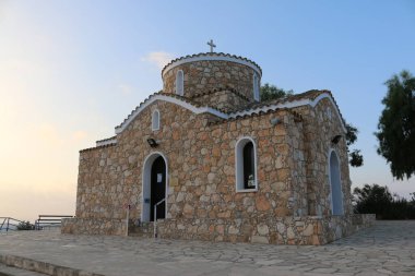 Kıbrıs Cumhuriyeti. Peygamber Elijah Kilisesi. Protaras. St. Elijah Kilisesi. Protaras 'ın turistik cazibesi. Kıbrıs 'ta tatil. Merdivenler tapınağa gidiyor..