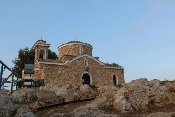 Kıbrıs Cumhuriyeti. Peygamber Elijah Kilisesi. Protaras. St. Elijah Kilisesi. Protaras 'ın turistik cazibesi. Kıbrıs 'ta tatil. Merdivenler tapınağa gidiyor..