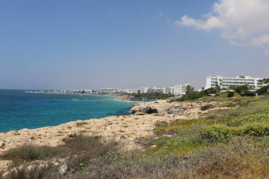 Kıbrıs Rum Kesimi 'nin Ayia Napa kentindeki Pantachou plajının güzel manzarası