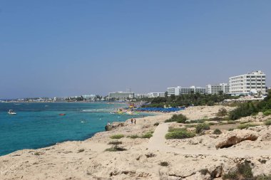 Kıbrıs Rum Kesimi 'nin Ayia Napa kentindeki Pantachou plajının güzel manzarası
