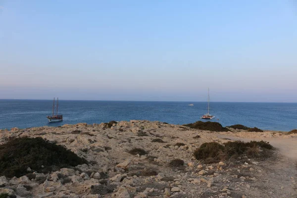 Parque Nacional Del Cabo Greco Chipre Laguna Azul Barcos Puesta —  Fotos de Stock