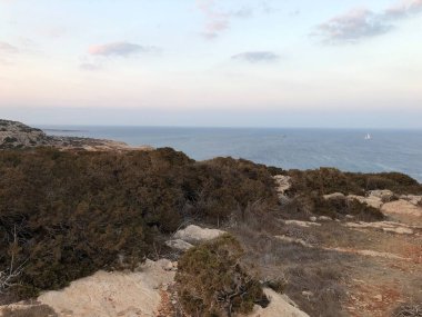 Kıbrıs. Cape Greco 'da. Akdeniz 'in üst manzarası. Mavi Göl
