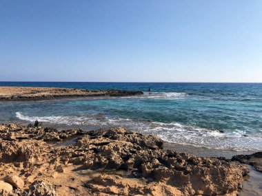 Akdeniz 'de. Kıbrıs. Protaras. Ayia NAPA 'da. Denizde dalgalar. yaz günü
