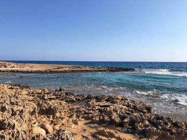 Akdeniz 'de. Kıbrıs. Protaras. Ayia NAPA 'da. Denizde dalgalar. yaz günü