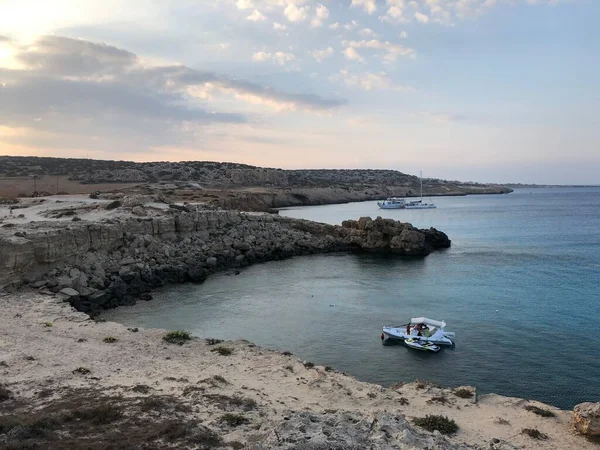 Chipre Cabo Greko Montanhas Rochosas Perto Lagoa Azul Navio Mar — Fotografia de Stock