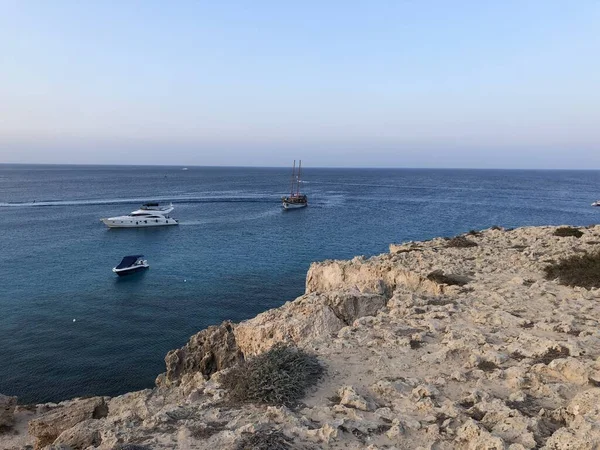 Chipre Cabo Greko Montanhas Rochosas Perto Lagoa Azul Navio Mar — Fotografia de Stock