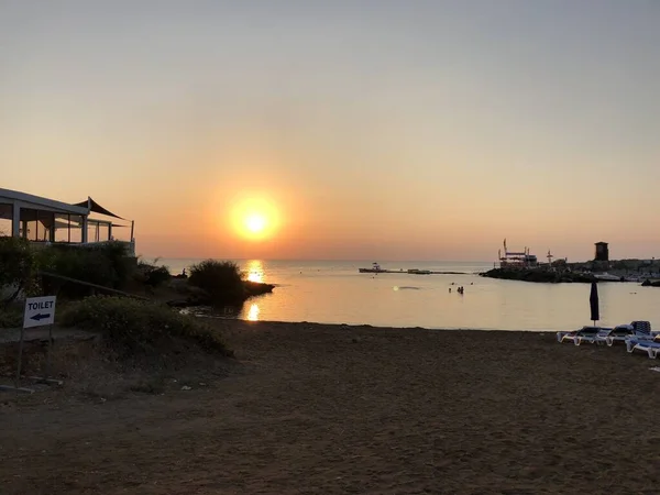Şafak vakti Protaras sahilinde