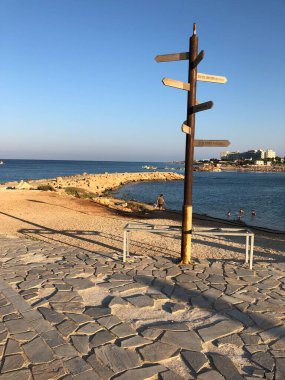 Aziz Niklas Kilisesi 'nin yakınındaki işaret.