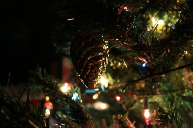 Ağaçta Noel oyuncakları