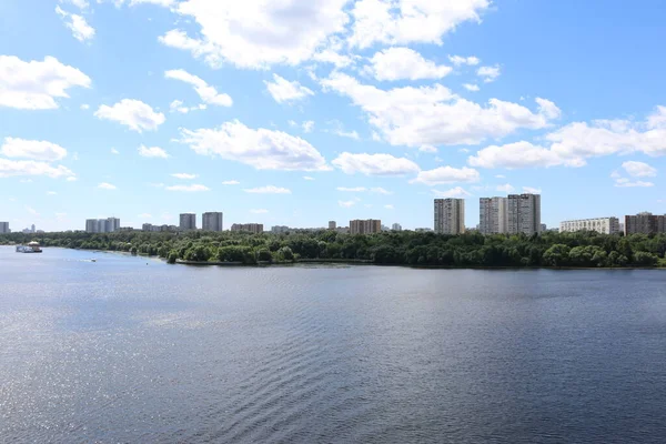 Moskova nehri, Tushino Parkı manzarası