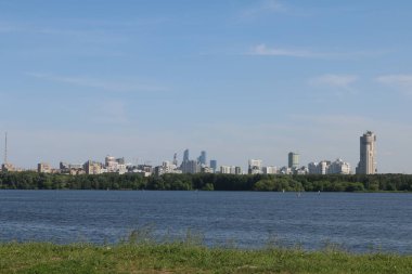 Strogino 'daki evler nehrin arka planında, Moskova.