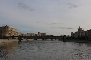 Moskova nehri üzerindeki köprü, Rusya, sonbahar.