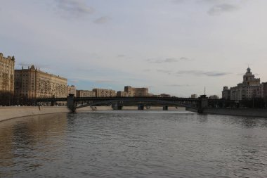 Moskova nehri üzerindeki köprü, Rusya, sonbahar.