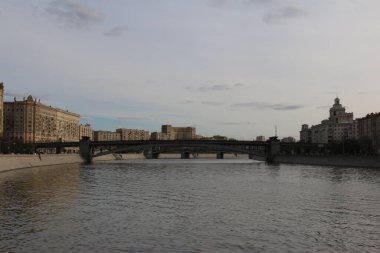 Moskova nehri üzerindeki köprü, Rusya, sonbahar.