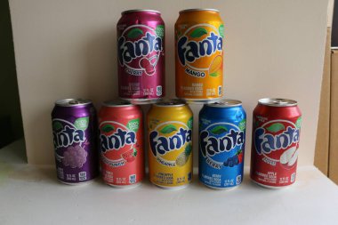 Alüminyum kutularda çeşitli içecek grupları