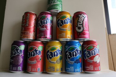 Alüminyum kutularda çeşitli içecek grupları