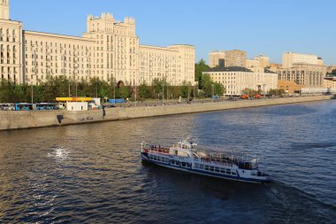Yazın Moskova nehrinde motorlu gemi