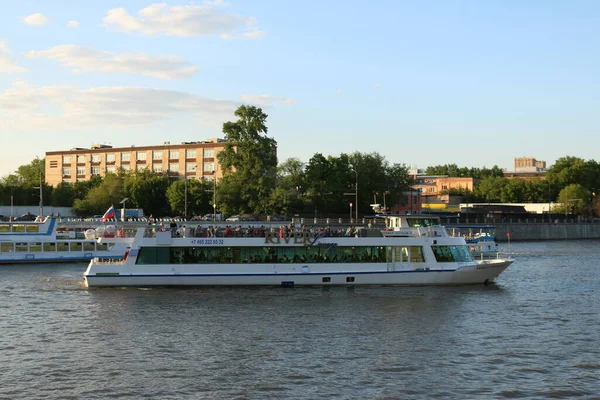 Motorschiff Sommer Auf Dem Fluss Moskau lizenzfreie Stockfotos