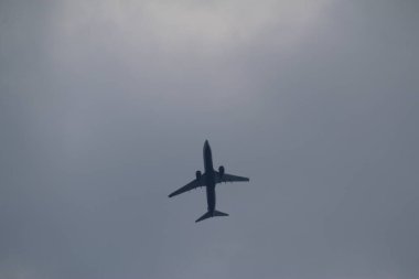 Gökyüzünde uçan uçak, gökyüzünün alt görüntüsü.