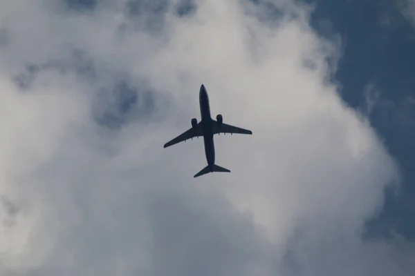 Avión Volando Cielo Vista Inferior Del Cielo —  Fotos de Stock