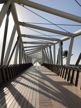 Bengurion Bulvarı 'ndan Netanya' daki Black Iris Parkı 'na giden köprü.