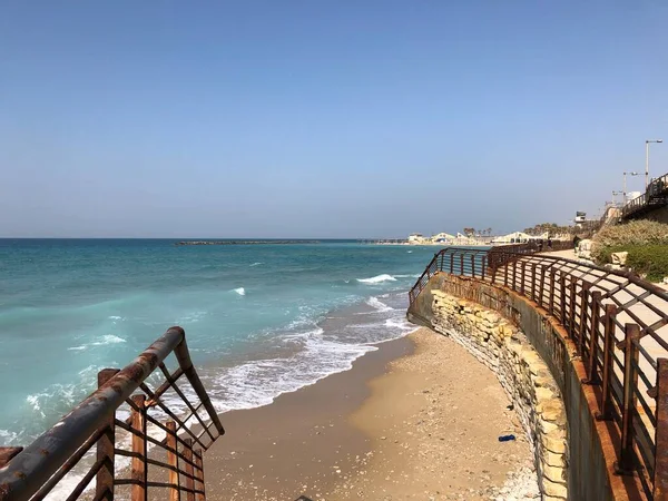 青い海に沿った遊歩道 イスラエル ネタニヤ — ストック写真