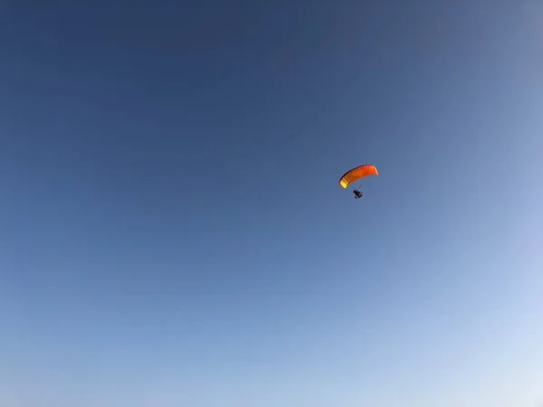 Een Man Een Paraglider Lucht — Stockfoto