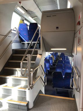 İsrail 'de çift katlı kırmızı tren