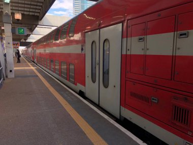 İsrail 'de çift katlı kırmızı tren