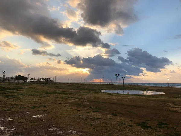 Тель Авив Пляж Альма Закат Над Морем Облачное Небо — стоковое фото