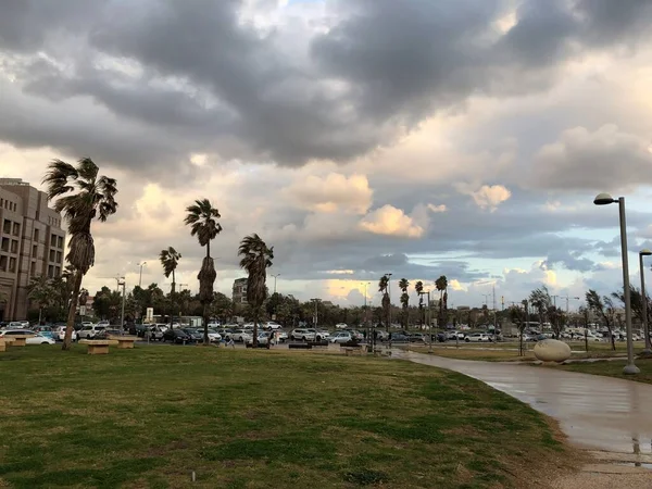 Tel Avivs Straßen Und Uferpromenade Bei Sonnenuntergang Nach Regen lizenzfreie Stockbilder