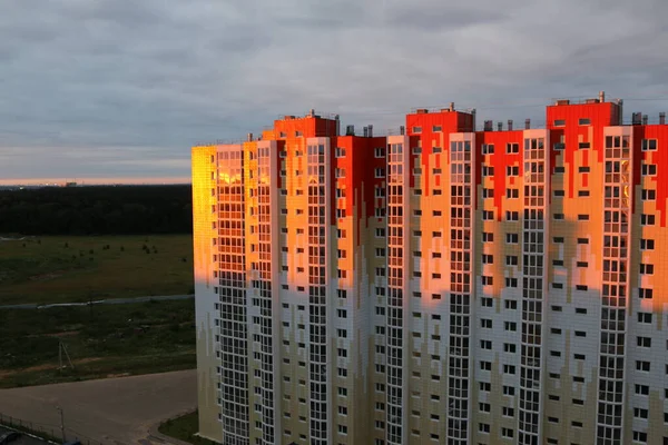 市内の日没 太陽の光線は複数階建ての建物に落ち — ストック写真