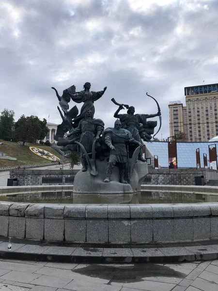 Bağımsızlık Meydanı Ndaki Kiev Kurucularının Anıtı — Stok fotoğraf