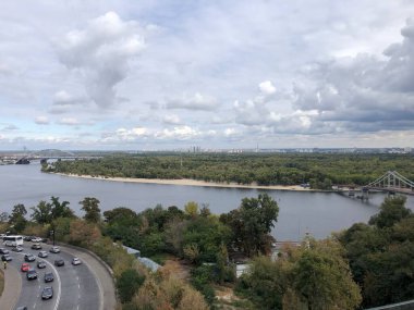 Kiev gözlem güvertesi Dinyeper 'ın sonbaharın başındaki manzarası