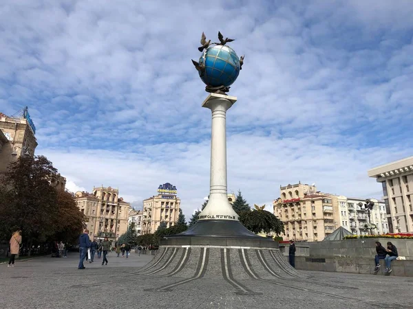 Kiev Independence Square Monument Planet Pigeons — Stockfoto