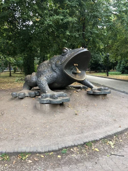 カエルへのキエフウクライナの記念碑 — ストック写真