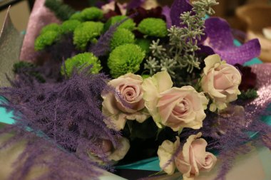 Bir buket çiçek, menekşe ve gül.