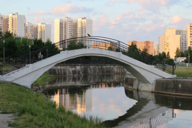 Moskova, Rusya 'daki Zelenograd idari bölgesinde şehir göleti. Güzel gün doğumu
