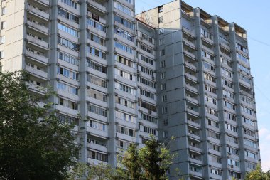 Sokak manzaralı panellerin pencereleri