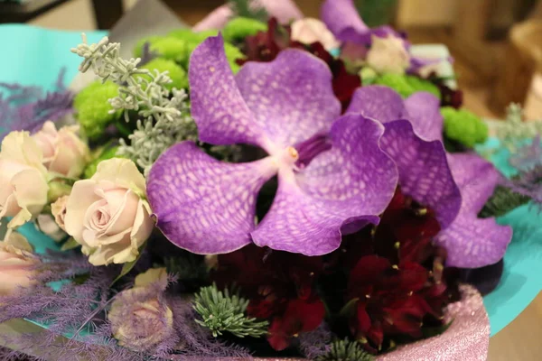 Ramo Flores Violetas Rosas — Foto de Stock