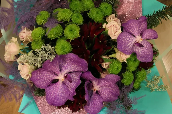 Bouquet Flowers Violets Roses — Stock Photo, Image