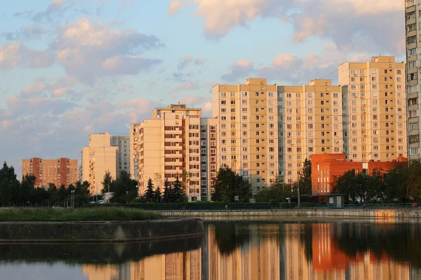 俄罗斯莫斯科泽列诺格勒行政区的城市池塘 美丽的日出 — 图库照片