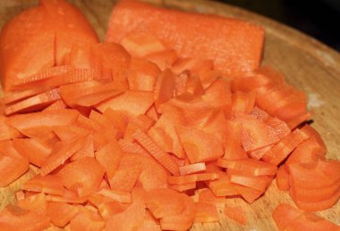 Olgun havuçlar parçalara ayrılmış.