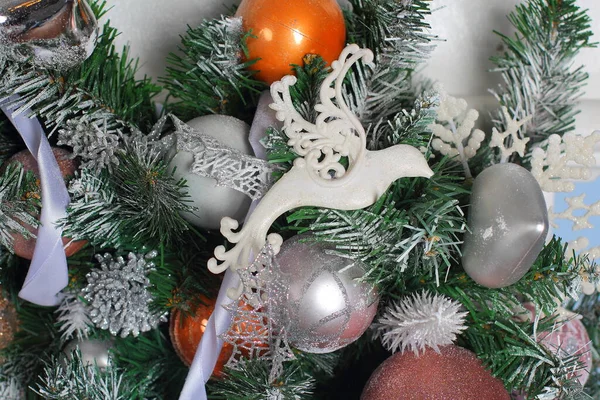 Festive Decorazioni Capodanno Sotto Forma Palline Colorate Uccelli Sull Albero — Foto Stock