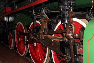 Buharlı lokomotifin büyük metal tekerlekleri, yakın plan fotoğraf.