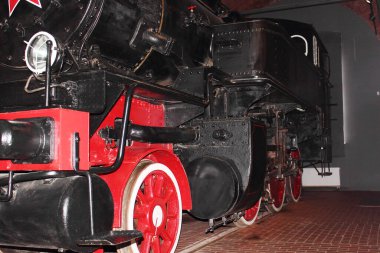 Siyah buharlı lokomotif ve kırmızı tekerlekler