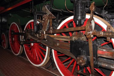 Buharlı lokomotifin büyük metal tekerlekleri, yakın plan fotoğraf.